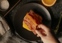 저탄고지(LCHF) 식단, 건강에 정말 안전한가? 전문가들의 논란 속 진실은 person holding a bread with sliced lemon