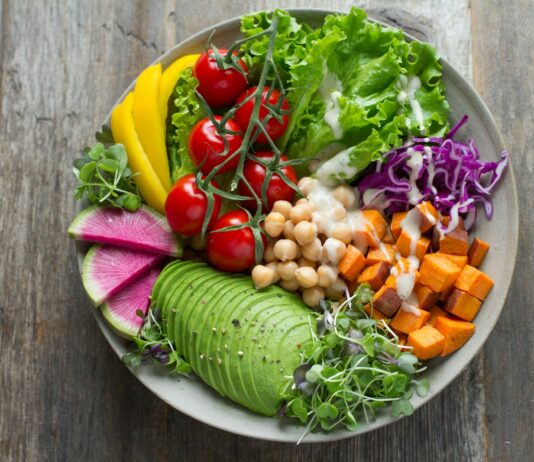 여성 건강관리, 평생 동안 이어지는 행복의 첫걸음 bowl of vegetable salads