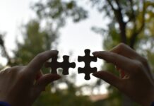 뇌건강 지키려면? 실천해야 할 생활습관 5가지 a person holding two pieces of a puzzle