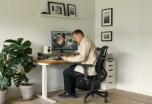 바쁜 직장인도 지킬 수 있는 건강관리 비법 A man sitting at a desk in front of a computer