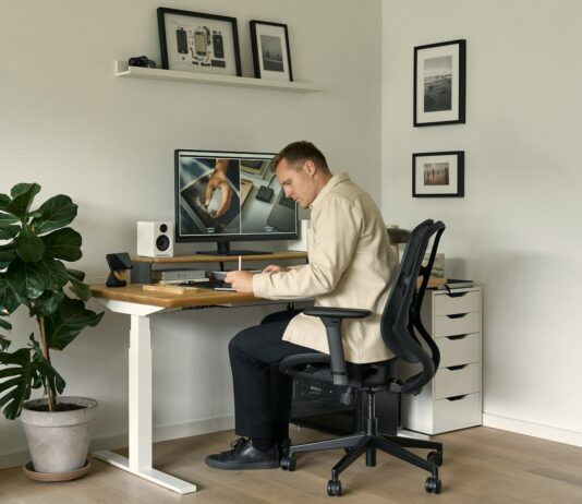 바쁜 직장인도 지킬 수 있는 건강관리 비법 A man sitting at a desk in front of a computer