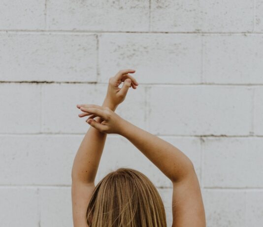 여성 건강관리, 일상 속 실천으로 지키는 건강한 삶의 비결 woman wearing grey tank top