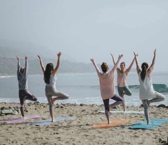 웰니스 문화, 삶의 질을 높이는 새로운 트렌드로 떠오르다 five woman standing on seashore