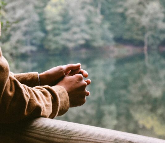 정신건강, 몸만큼 중요한 마음의 건강을 지키는 방법 tilt-shift photography of person in brown jacket