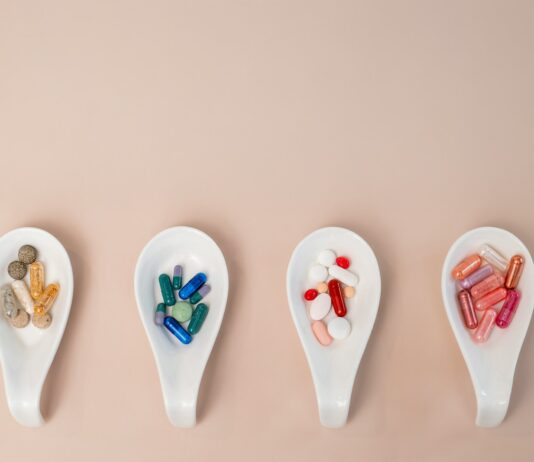 ‘영양 & 보충제’, 내 몸에 맞는 똑똑한 선택이 중요해 A row of spoons filled with different types of pills