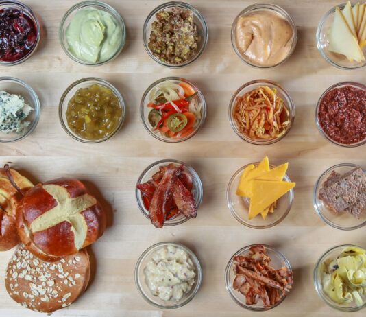 현대인의 ‘장내 생태계’ 변화: 서구화된 식사, 가공식품, 그리고 장 건강 sliced meat with green vegetable and cheese on stainless steel round tray