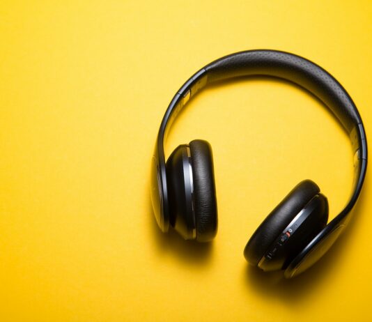 바쁜 일상 속 스트레스, 작지만 확실한 변화로 관리 flatlay photography of wireless headphones