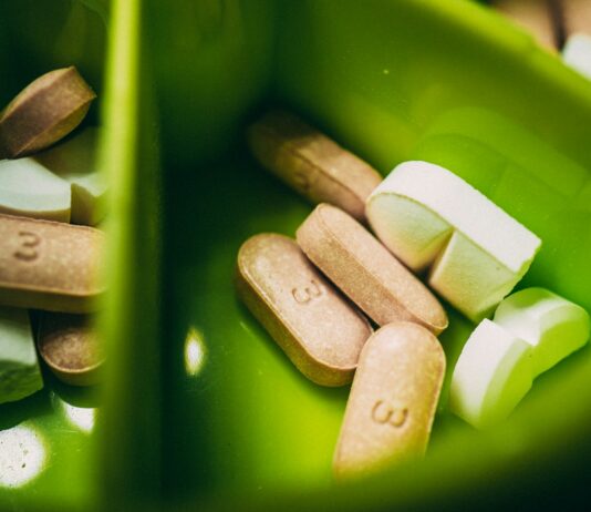 “영양제, 똑똑하게 챙기자… 내 몸에 맞는 실생활 적용법 인기” white medication pill on green plastic container