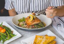 ‘소박한 밥상, 똑똑한 선택’… 내 몸에 맞는 식단 실천법 주목받아 person eating fish meat
