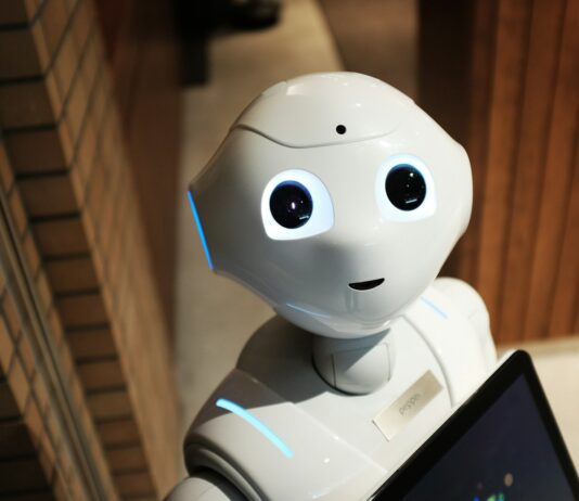 AI와 함께하는 건강 습관, 일상에 자연스럽게 스미다 white robot near brown wall