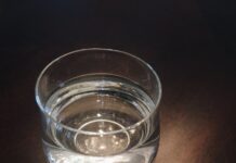 “식단+보충제, 건강 지키는 새로운 습관으로 자리잡다” two oval white medication tablets on brown surface