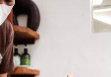 요즘 대세는 ‘두피 케어부터!’… 실생활에서 실천하는 건강한 헤어 관리법 A man getting a facial mask on his face