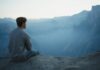 일상 속 ‘마음챙김’ 실천, 정신건강 새로운 트렌드로 자리잡다 man in gray shirt sits on cliff