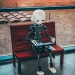AI, 나만의 건강 코치로…일상 속 똑똑하게 건강 챙기는 법 black and white robot toy on red wooden table