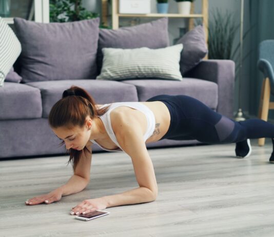 여성 건강관리, 일상에서 쉽게 실천하는 균형 잡힌 루틴 주목 a woman is doing push ups on the floor