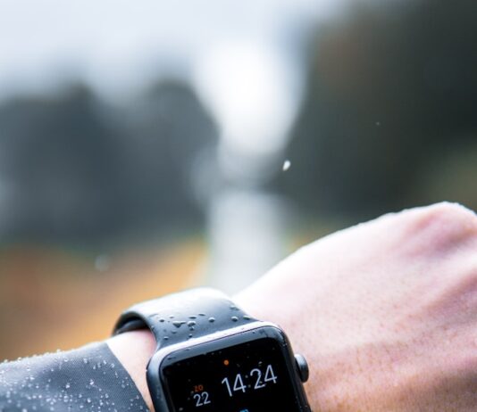 스마트워치와 함께하는 ‘마음 걷기’…일상 속 활력 찾기 person wearing Apple Watch at 14:24