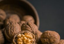 “활기찬 뇌 만들기, 일상 속 ‘마음 근육’ 키우는 건강 루틴” brown garlic on brown bowl