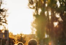 여성 건강관리, 일상 속 작은 변화로 큰 차이를 만든다 a group of people sitting on top of a lush green field