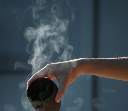 ‘나를 돌봄’이 정신건강 지키는 첫걸음…일상 속 실천법 주목 person pouring hot water on white cup