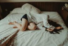 “만성피로, 집과 일상에서 벗어나는 생활습관이 해답” woman lying on bed