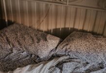 “마음 챙김, 일상에 녹이다…지속 가능한 스트레스 관리법” an open book is laying on a messy bed