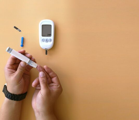 ‘혈당 스파이크’ 막는 실천법: 생활 속 작은 변화로 큰 건강 지키기 a person holding a thermometer next to an electronic device