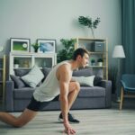 집에서도 쉽게! 요즘 뜨는 ‘마이크로 운동’ 실천법 a man is doing push ups in a living room